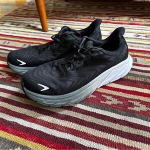 Hoka - Arahi 6 (Size 9.5)